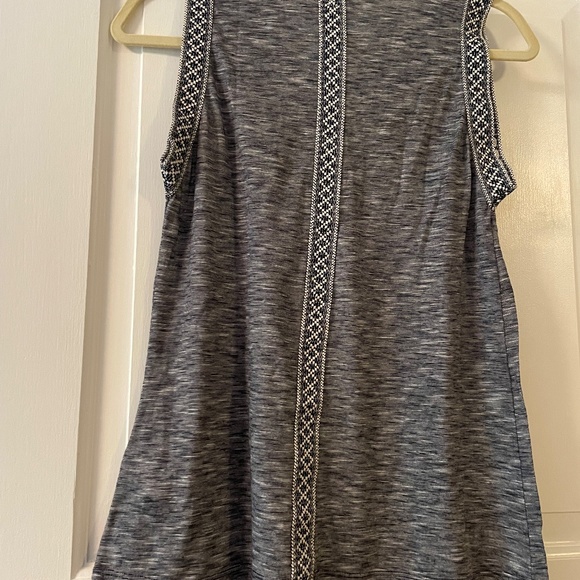 W5 sleeveless top with embroidered armholes and back detail - Picture 2 of 5